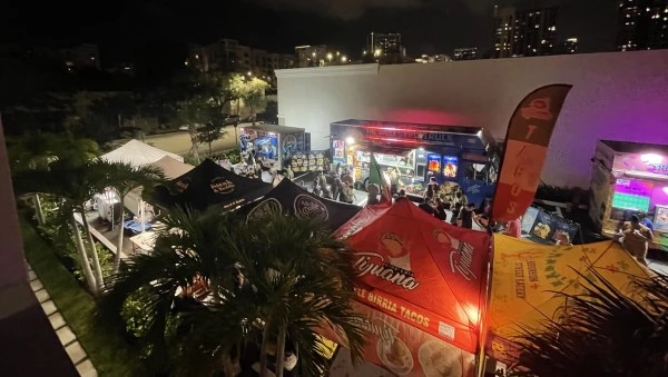 511barOutsideFoodTrucks1 511barOutsideFoodTrucks1